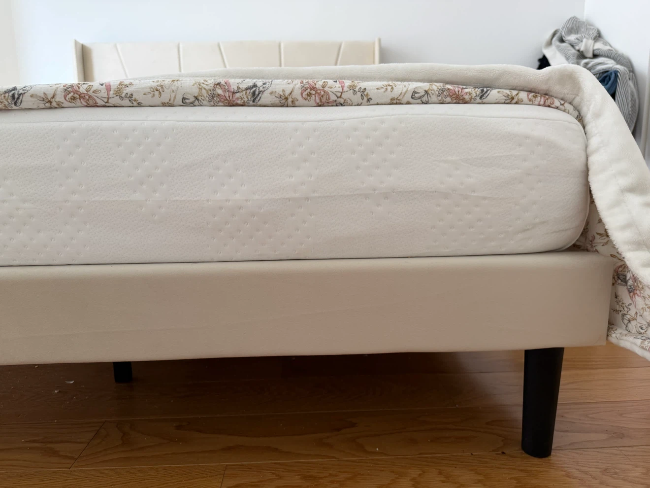 Cream Upholstered Queen Bed Frame with Geometric Headboard - photo 5