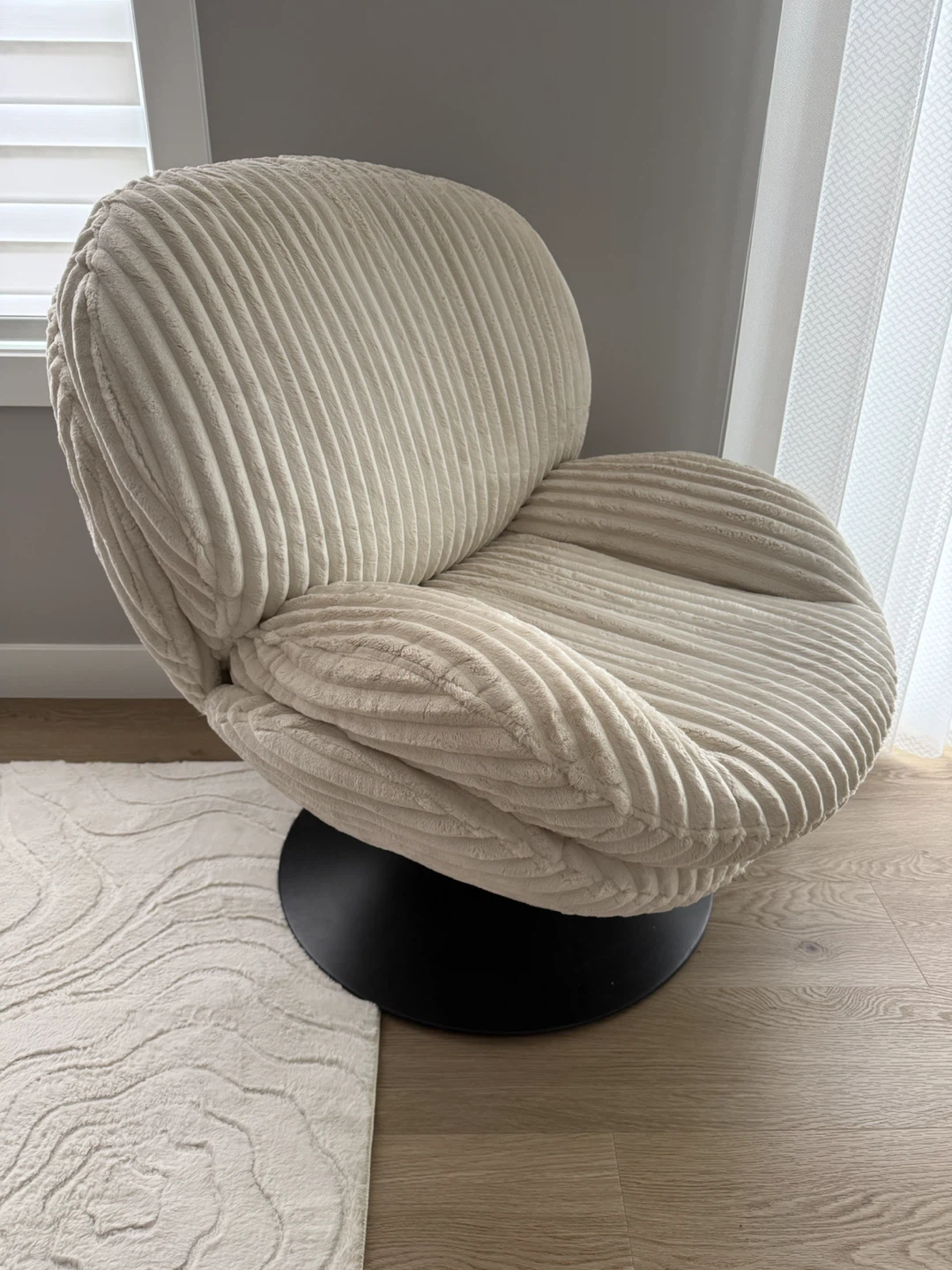 Corduroy accent chair
