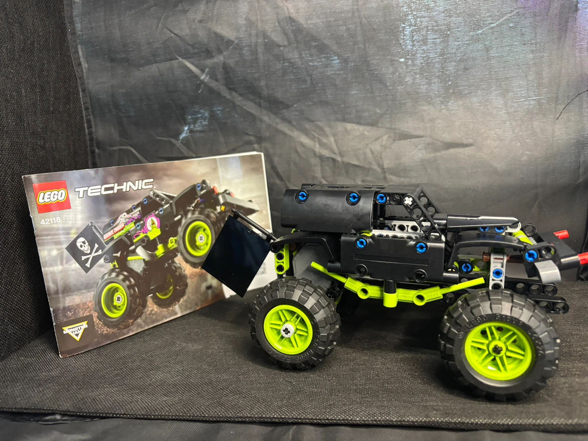 LEGO Technic Monster Jam - Grave Digger 42118 INCOMPLETE UNBUILT - photo 3