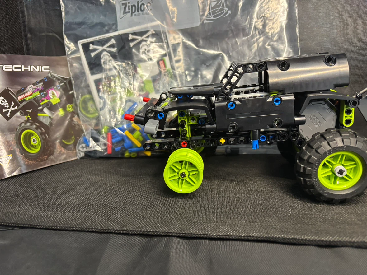 LEGO Technic Monster Jam - Grave Digger 42118 INCOMPLETE UNBUILT - photo 4