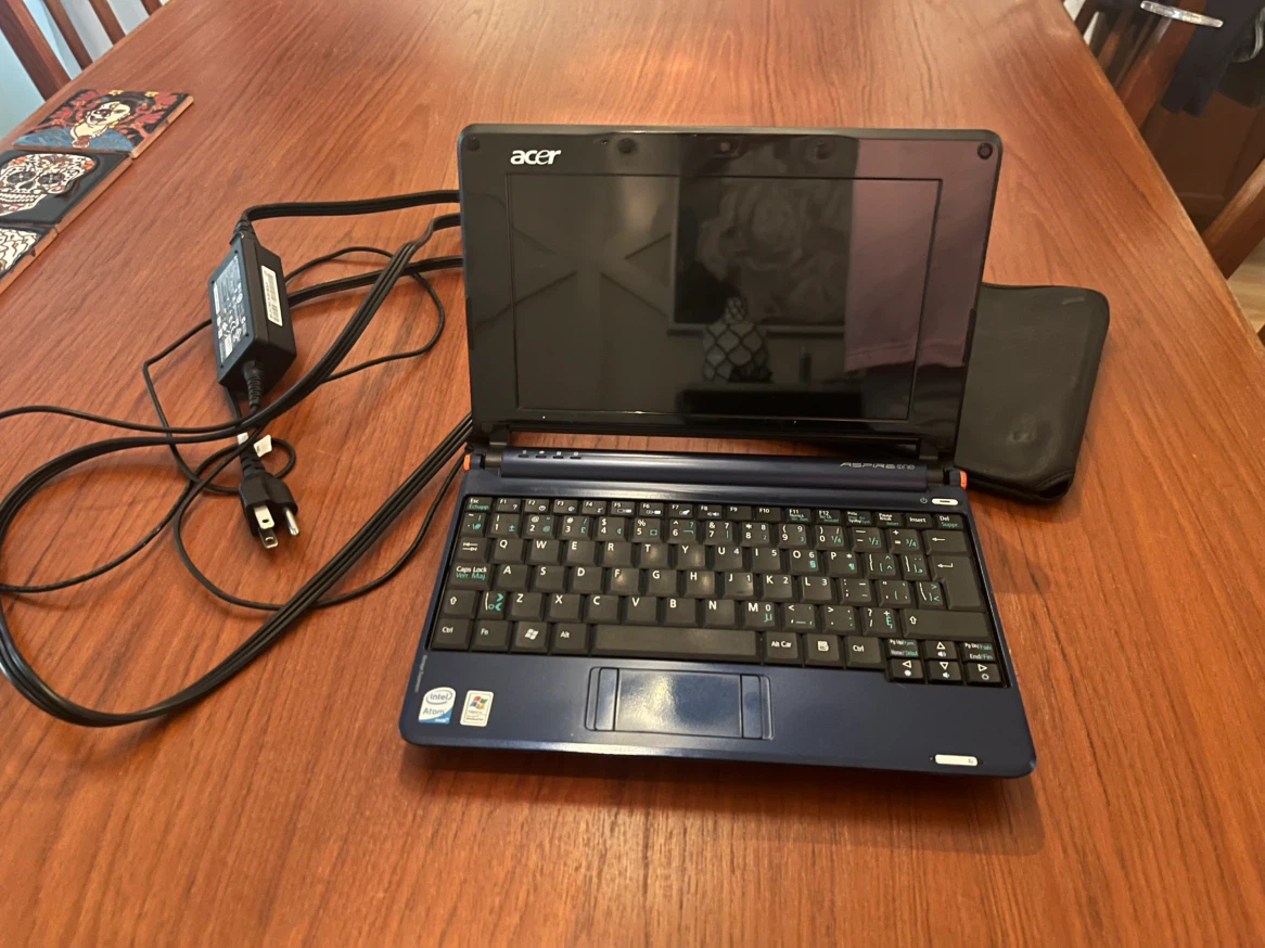 Vintage Acer Aspire One ZG5 Netbook – Windows XP
