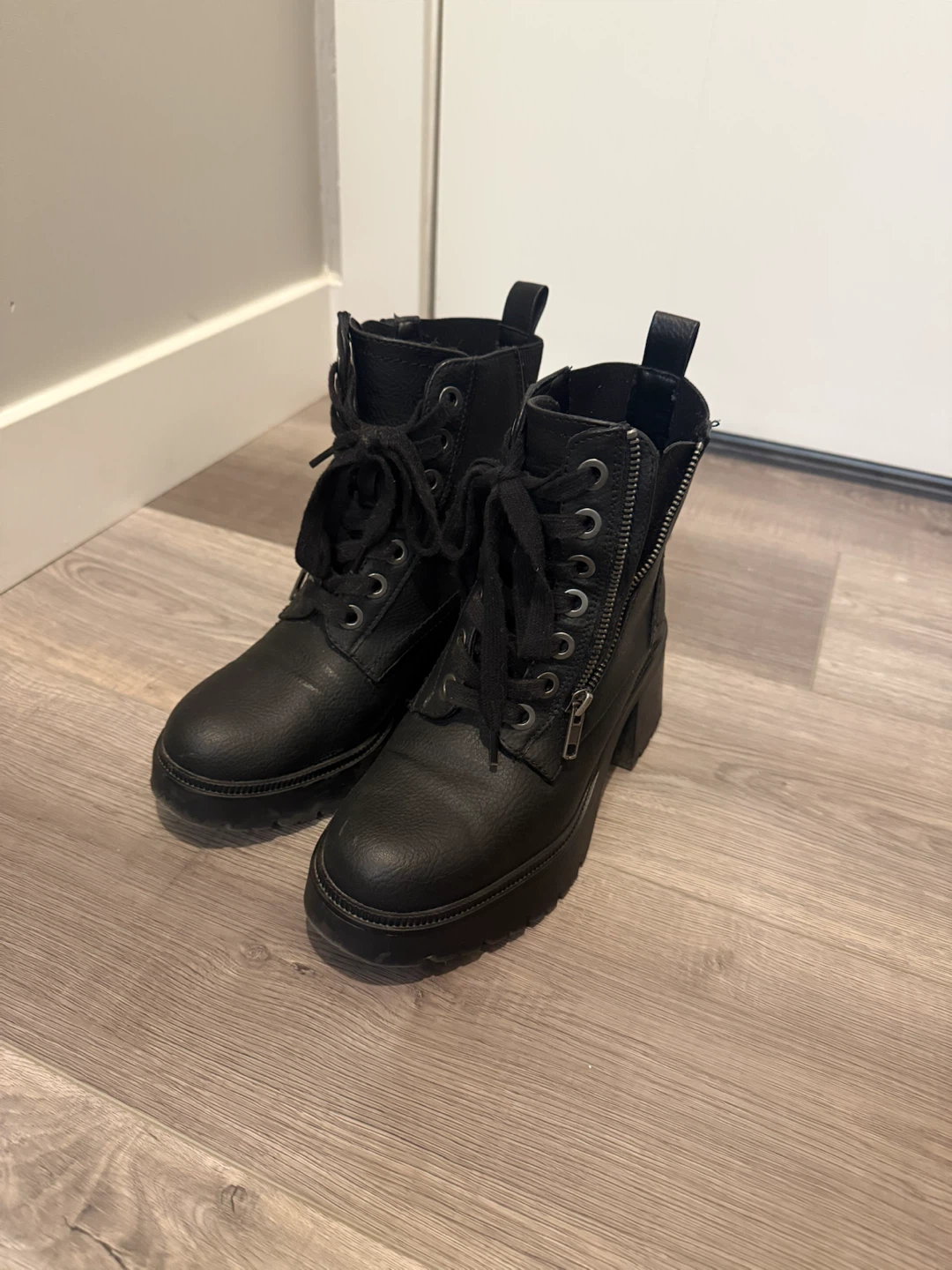 Boots (Size: 6)