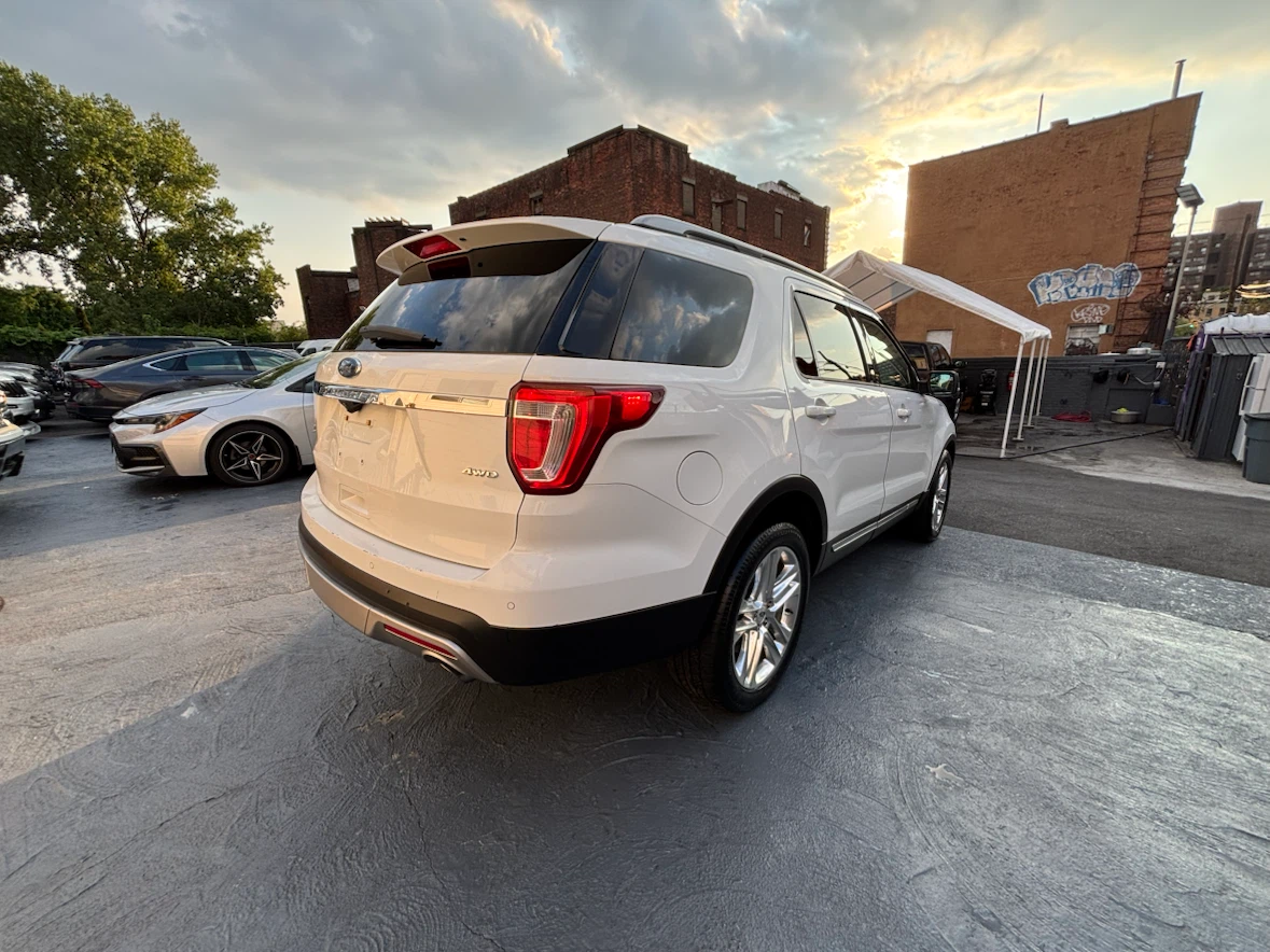 White Ford Explorer 2017 XLT 113k miles - photo 4
