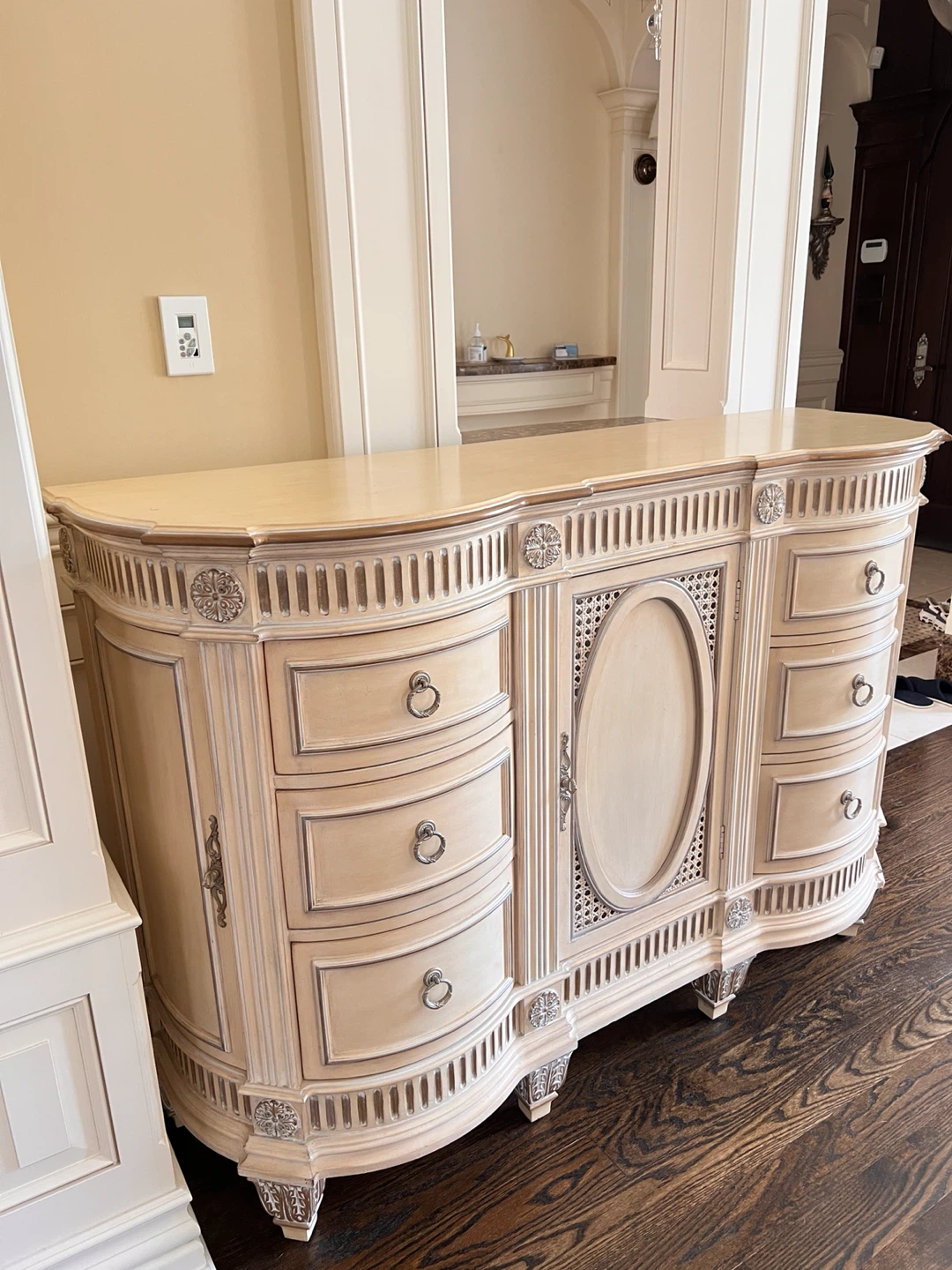 Pulaski Antique Style Cream Sideboard / Dresser - photo 3