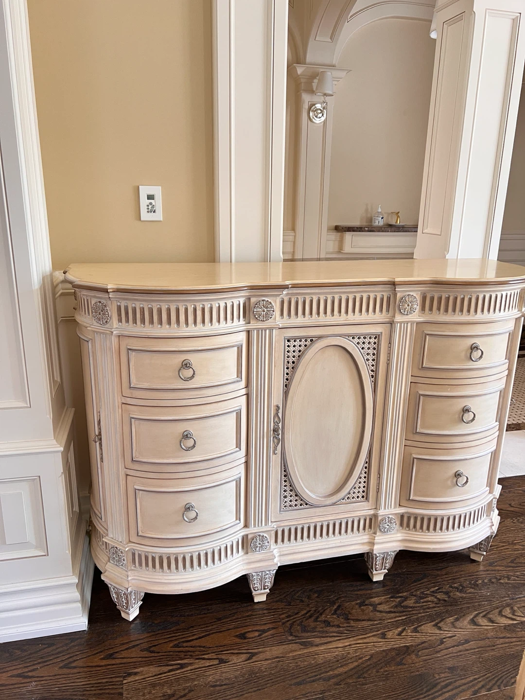 Pulaski Antique Style Cream Sideboard / Dresser - photo 4
