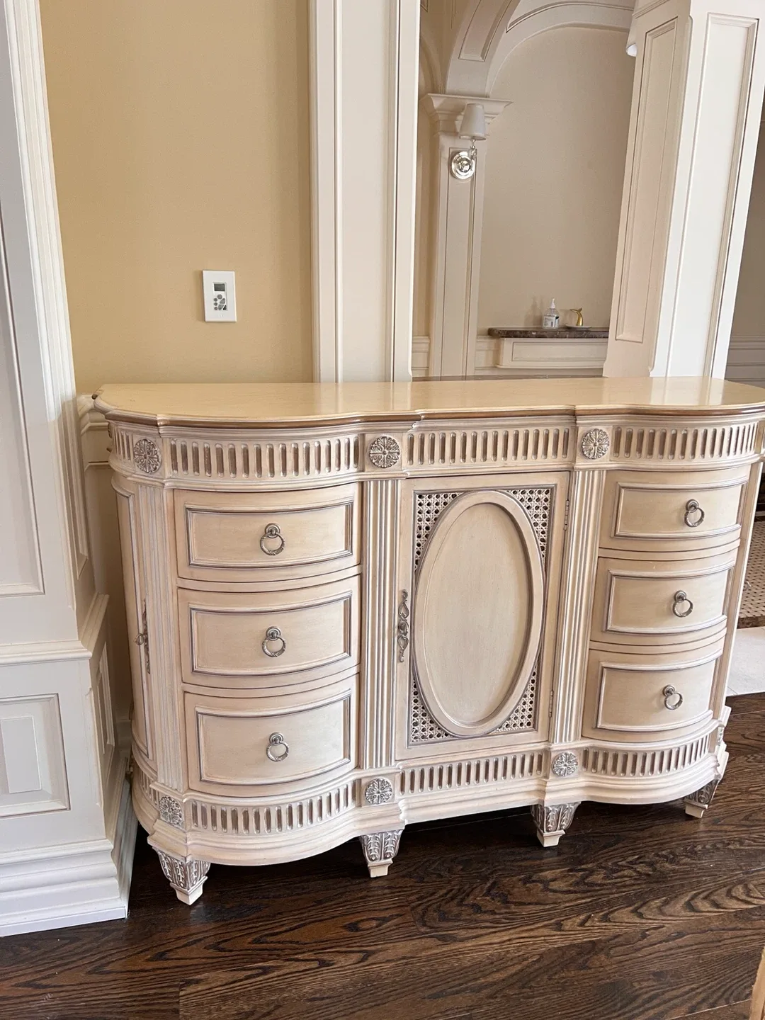 Pulaski Antique Style Cream Sideboard / Dresser - photo 4