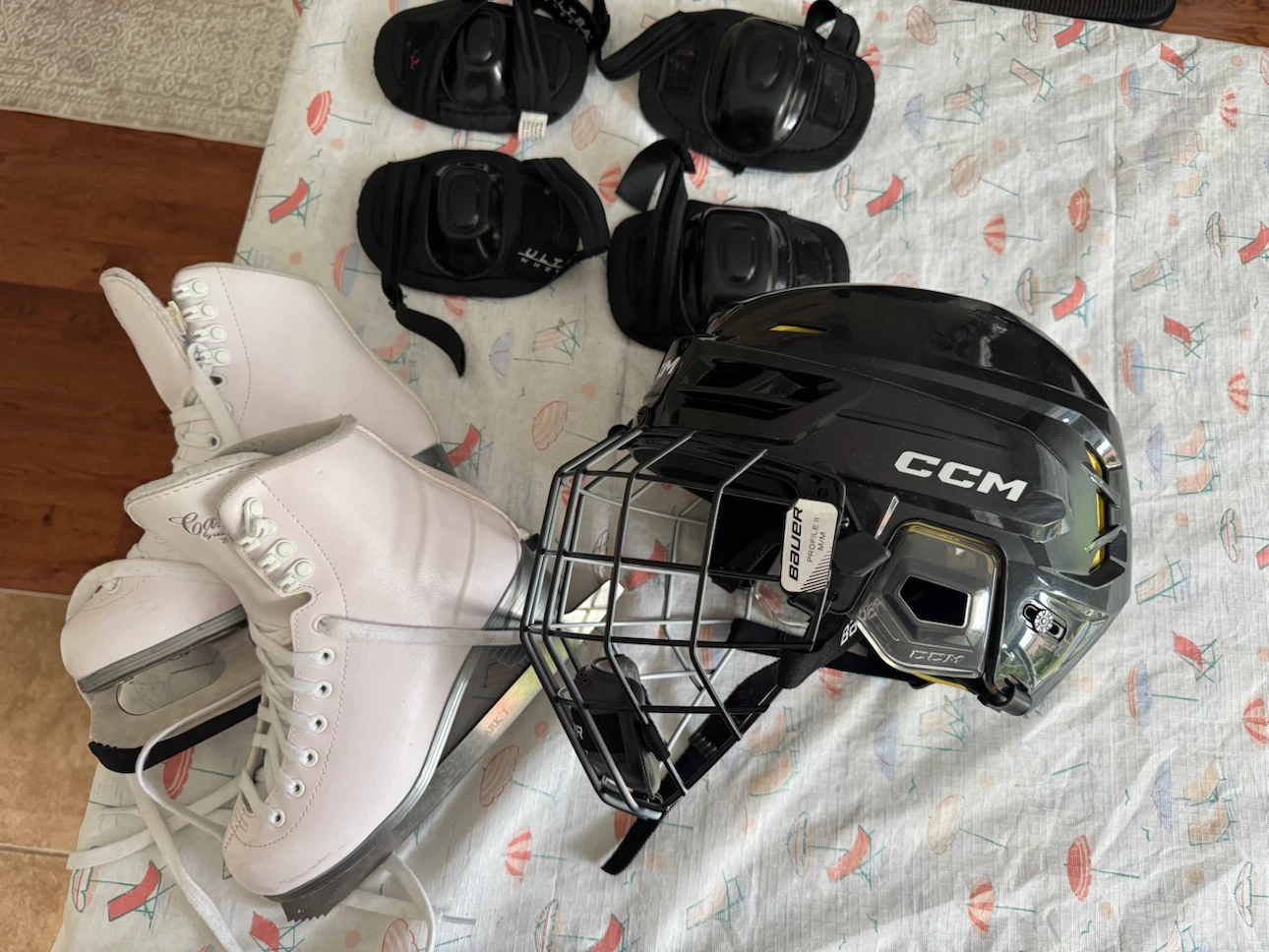 CCM Hockey Helmet, Bell Protective Gear Set & Ice Skates - photo 2