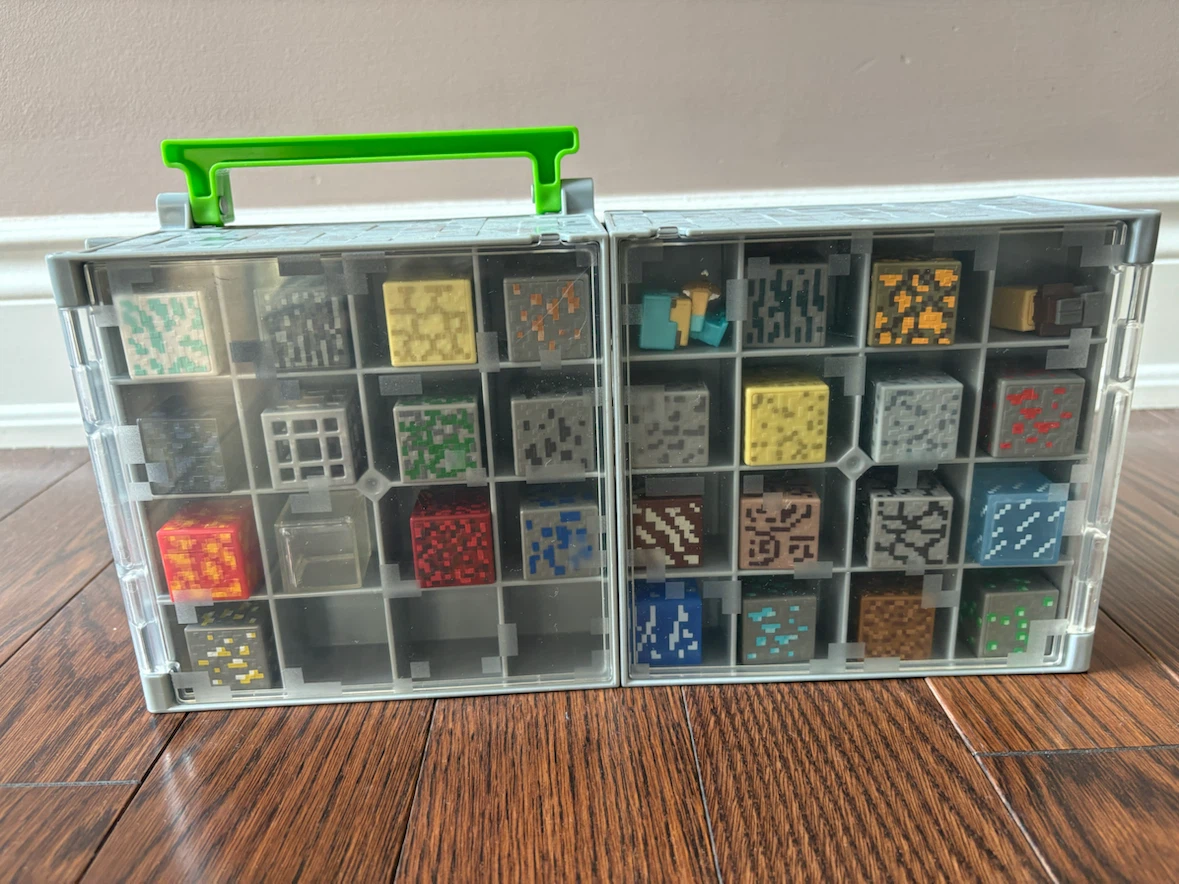 Minecraft Carry Case with Blocks and Ender Dragon Figure