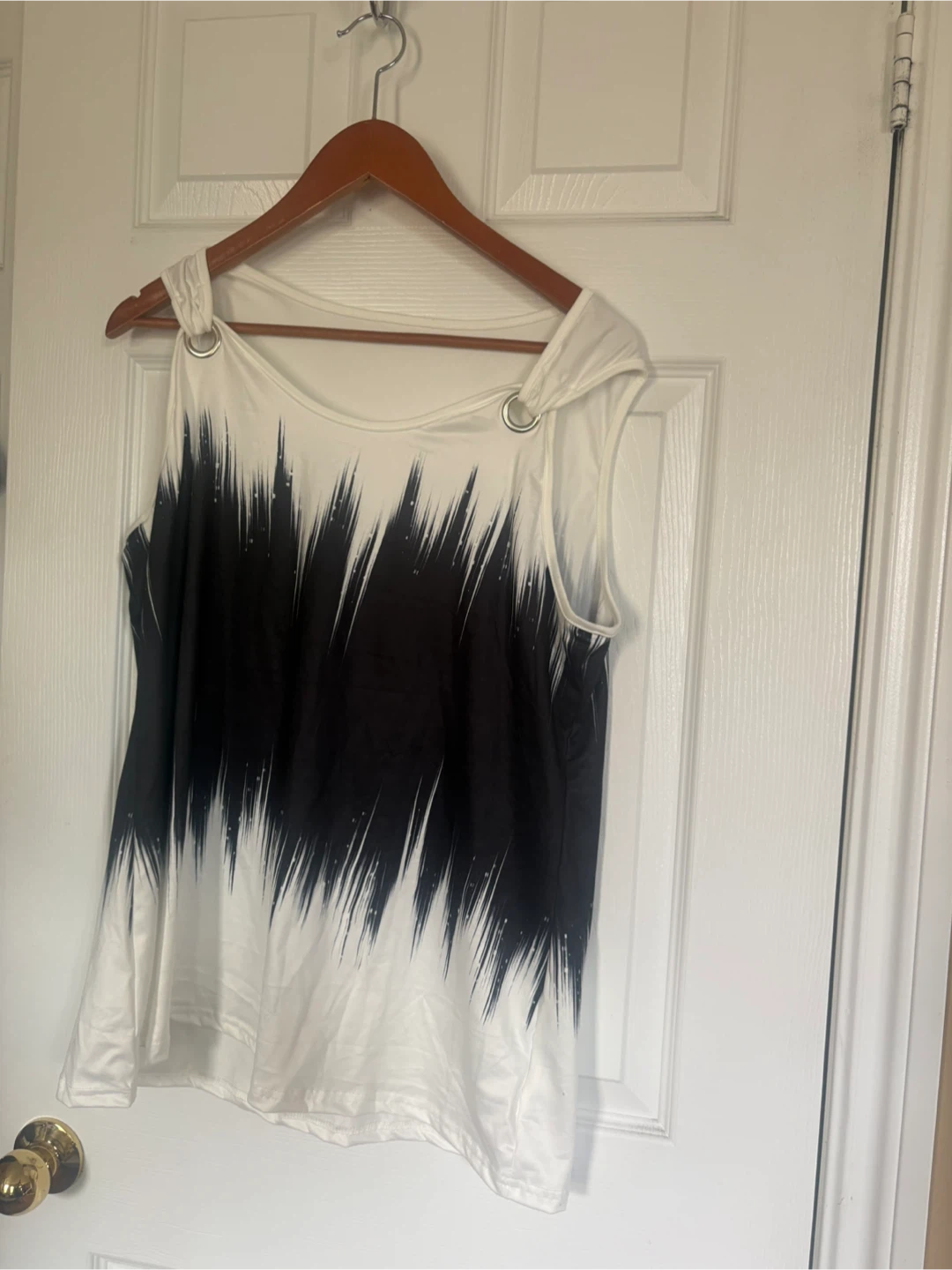 Sleeveless tank top with black and white abstract print