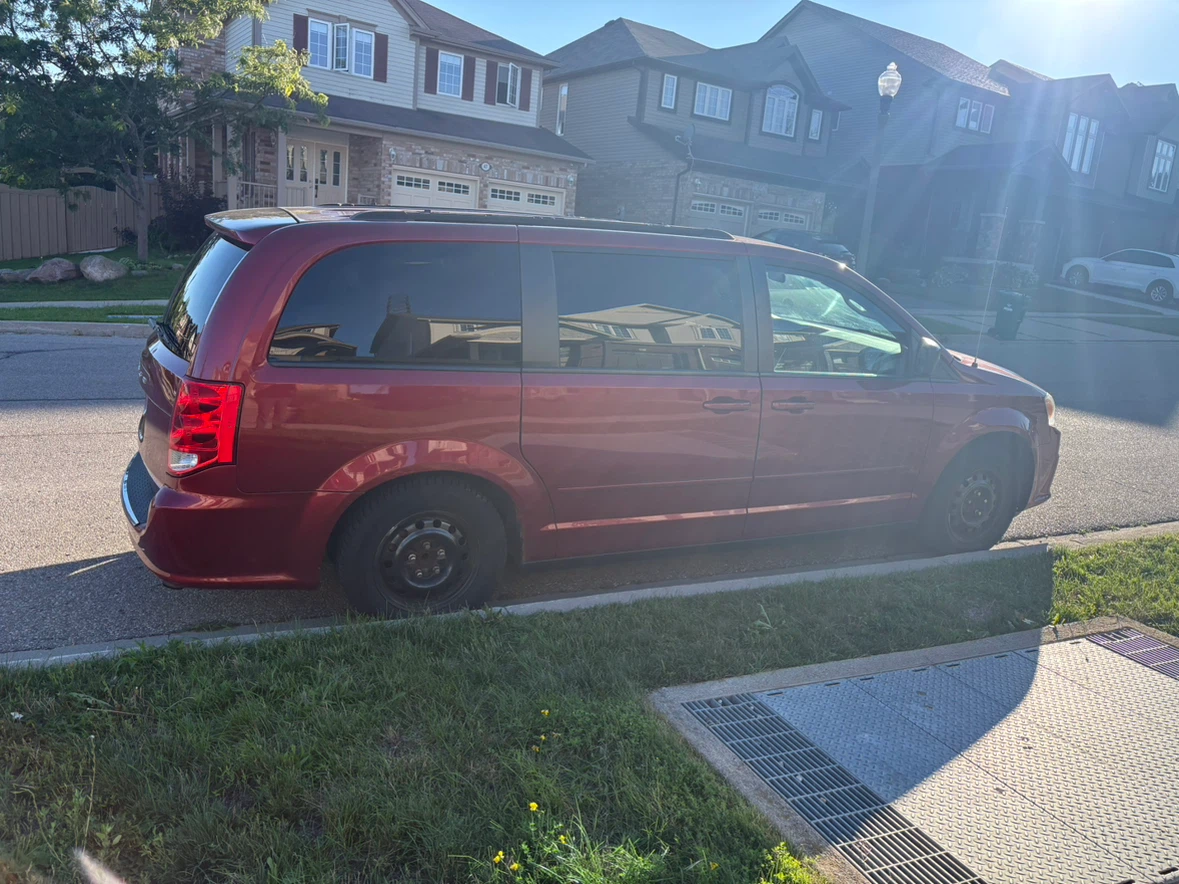 Red Dodge Grand Caravan - photo 2