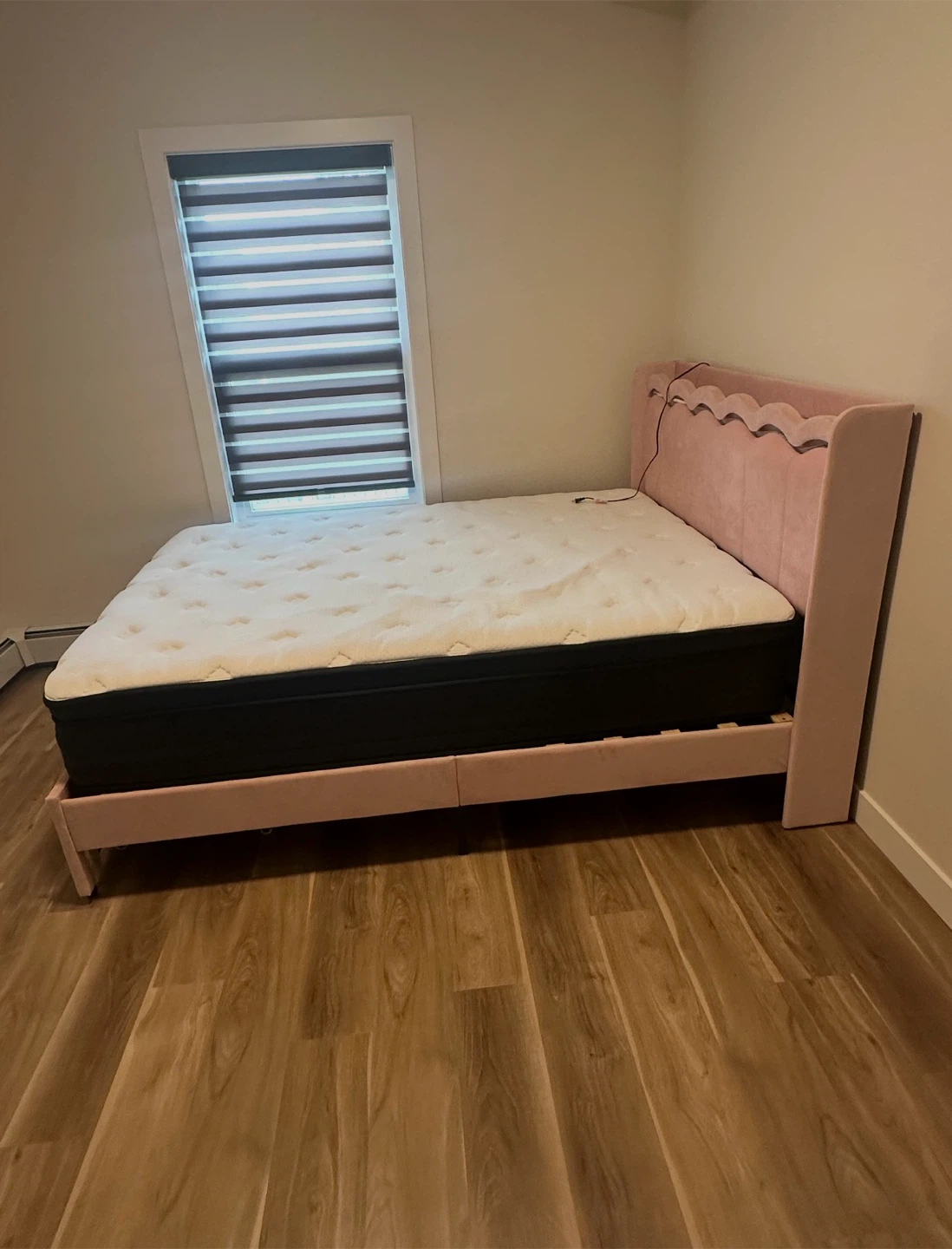 Pink queen size bed with mattress and drawers - photo 2