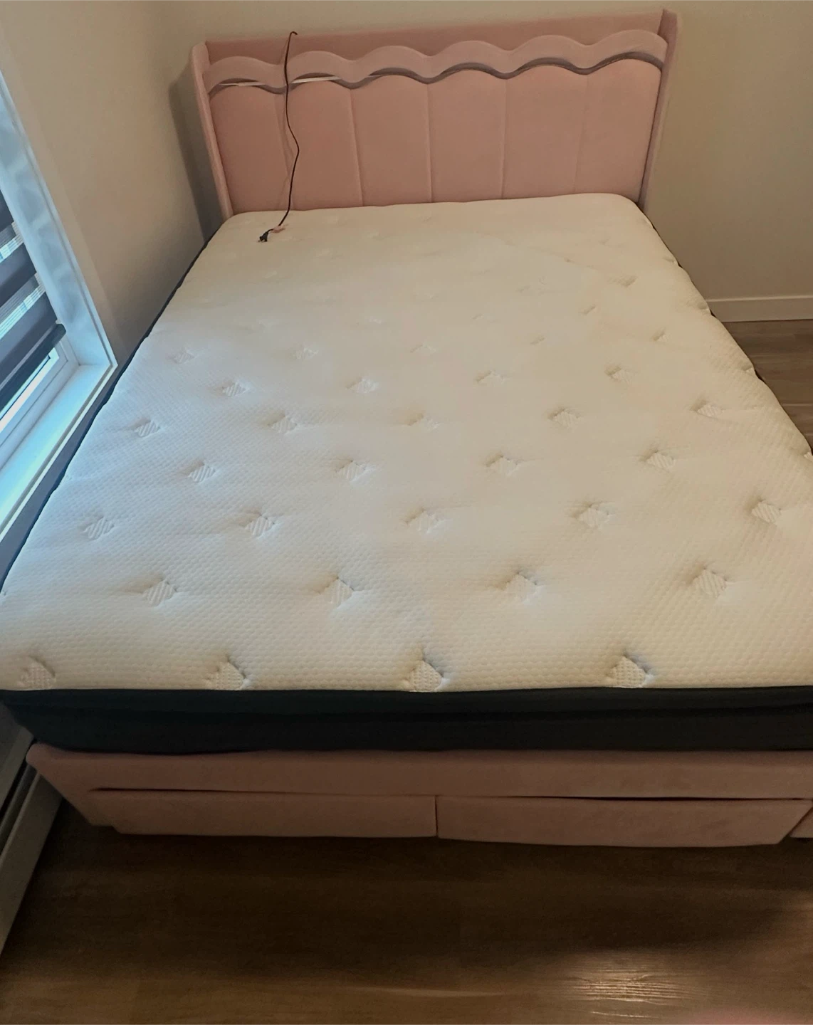 Pink queen size bed with mattress and drawers - photo 3