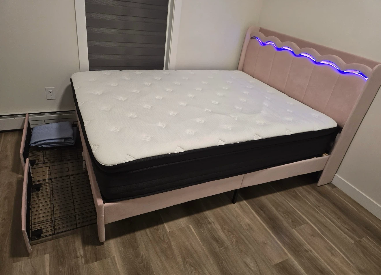 Pink queen size bed with mattress and drawers - photo 4