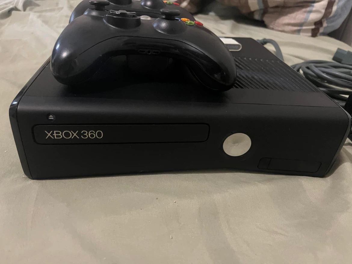 Xbox 360 Console with 2 Controllers and 512MB Memory Unit