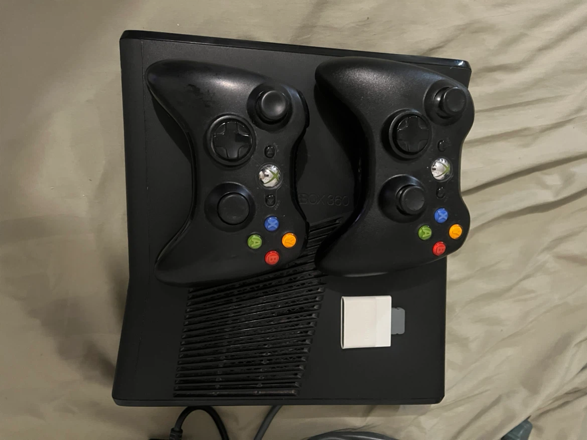 Xbox 360 Console with 2 Controllers and 512MB Memory Unit - photo 2