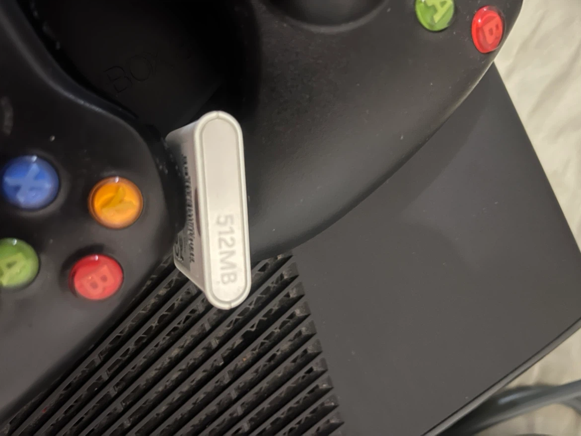 Xbox 360 Console with 2 Controllers and 512MB Memory Unit - photo 3