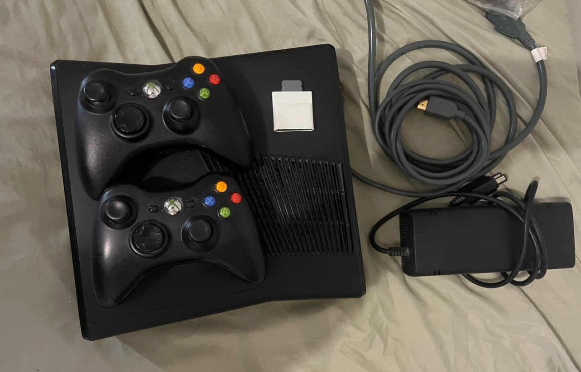 Xbox 360 Console with 2 Controllers and 512MB Memory Unit - photo 4