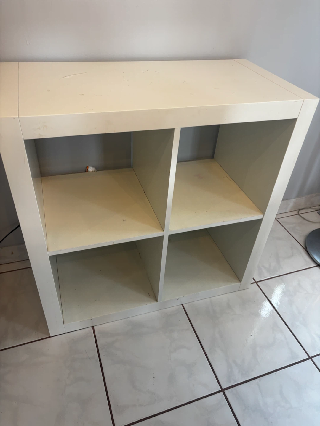 White 4-Cube Storage Unit with 2 Baskets
