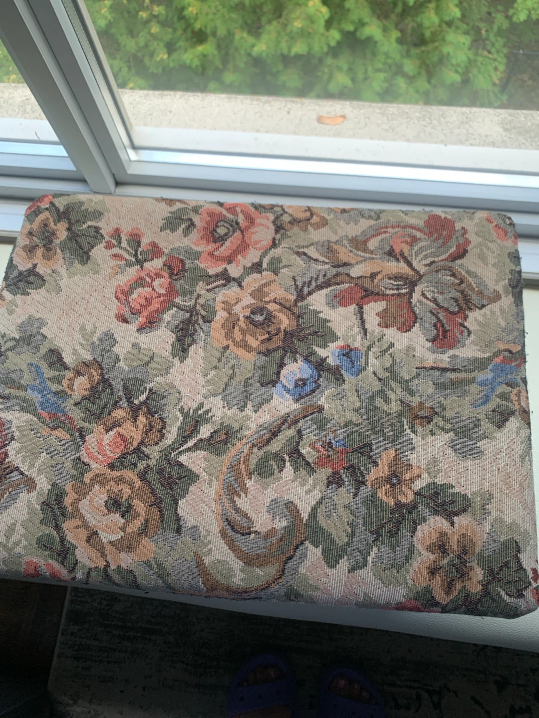 Footstool with floral tapestry - photo 5