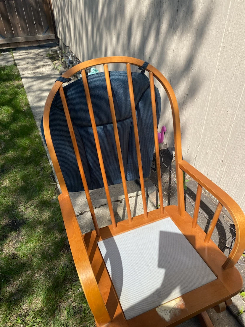 Selling a rocker recliner . - photo 2