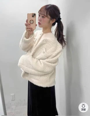 Elegant and Sophisticated Classic Wool Coat - photo 3