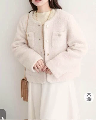 Elegant and Sophisticated Classic Wool Coat - photo 5