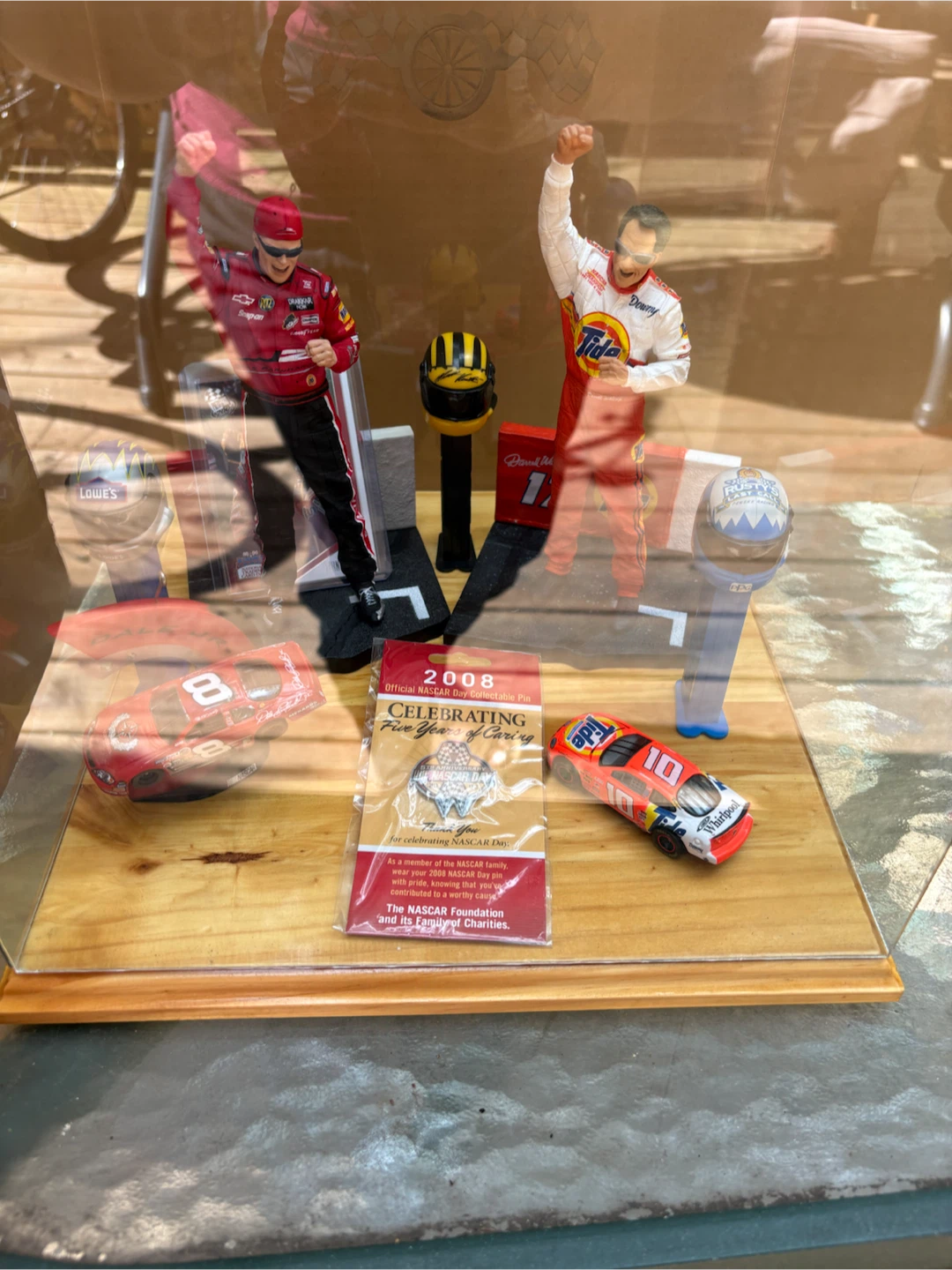 Collectables in glass showcases - photo 3