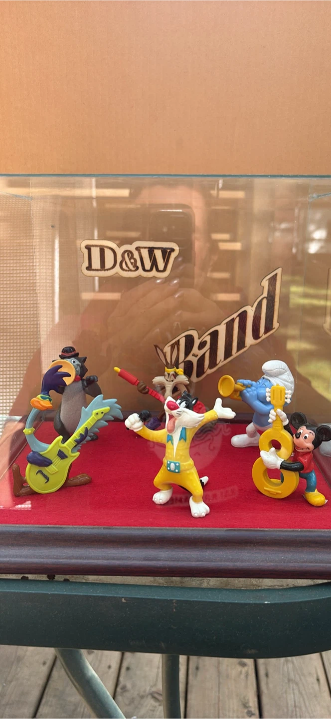 Collectables in glass showcases - photo 5