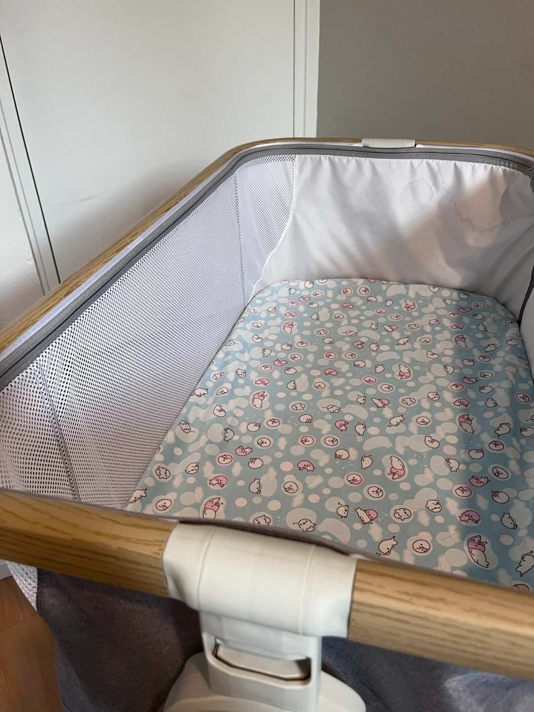 Newborn Bedside Bassinet – Rarely Used – Excellent Condition