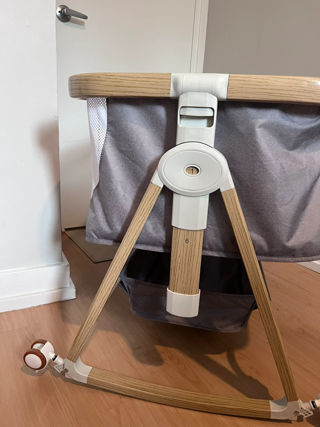Newborn Bedside Bassinet – Rarely Used – Excellent Condition - photo 2