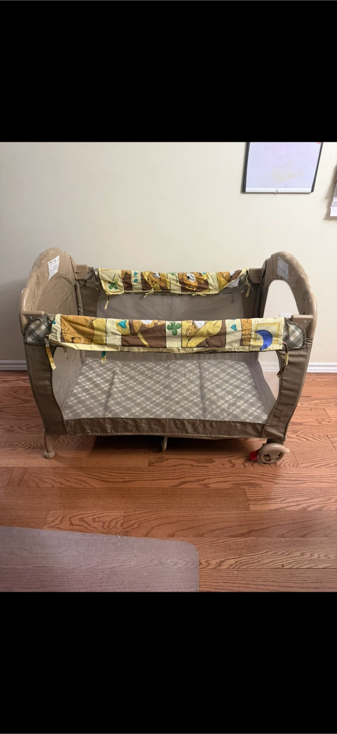 Play/Sleep Crib with Diaper Changer and Two-Level Floors