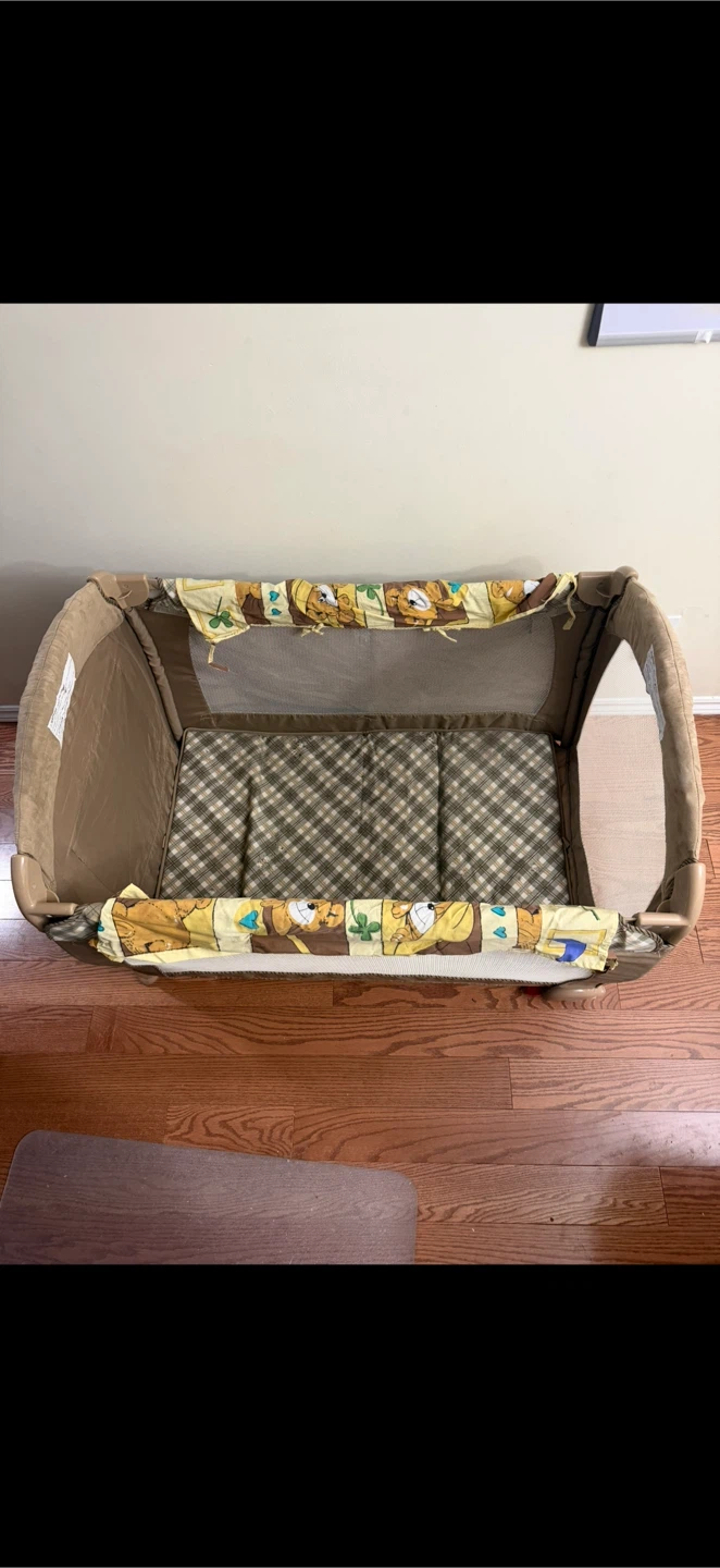 Play/Sleep Crib with Diaper Changer and Two-Level Floors - photo 2