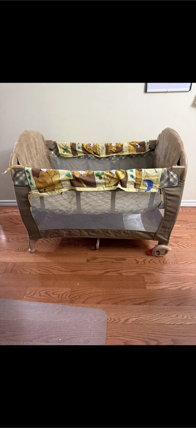 Play/Sleep Crib with Diaper Changer and Two-Level Floors - photo 3