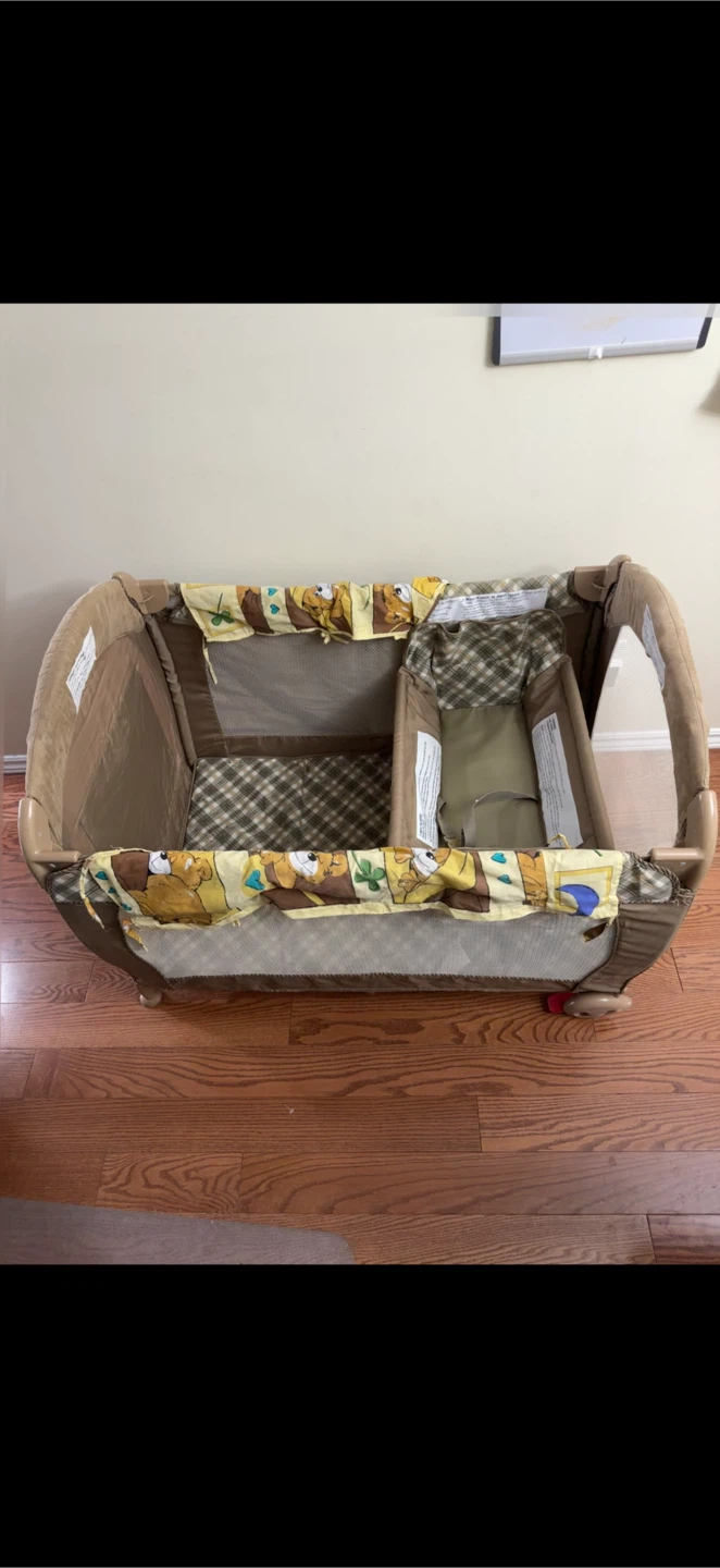 Play/Sleep Crib with Diaper Changer and Two-Level Floors