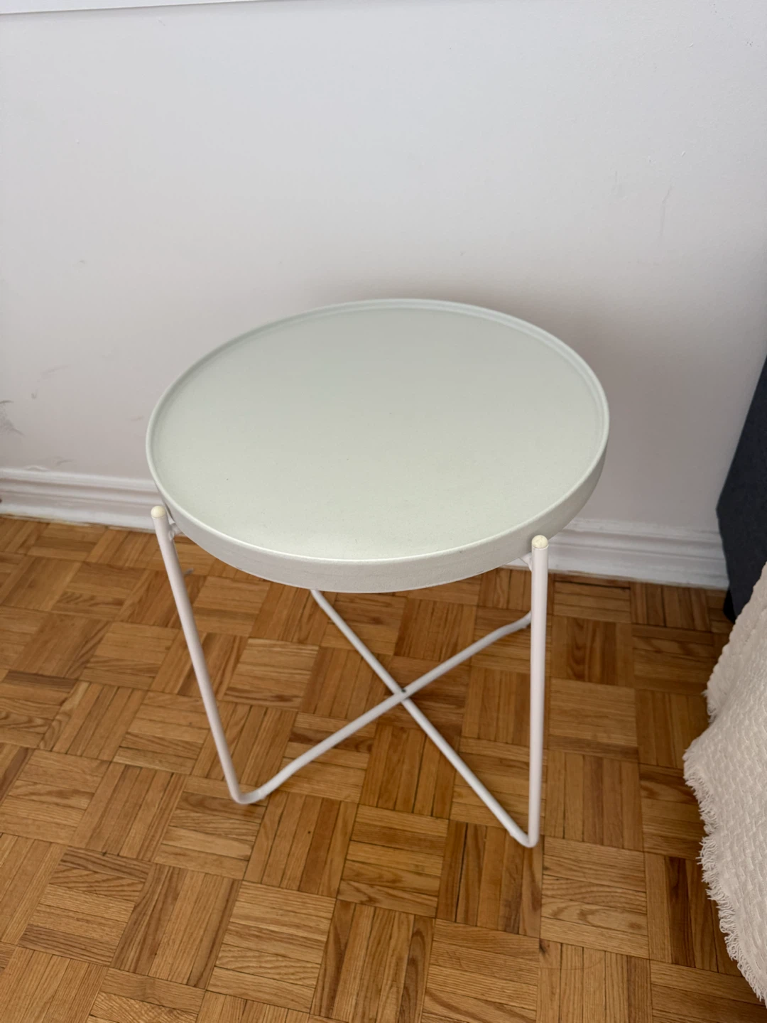 white Round Side Table - photo 2