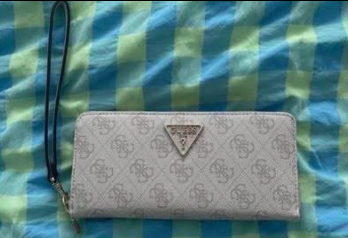 Guess wallet (New) (Authentic)
