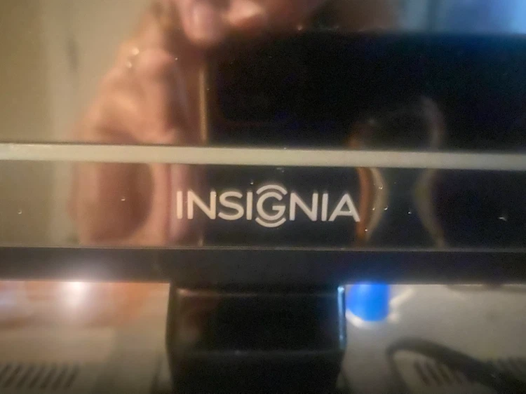 Insignia 32" LED TV - photo 2