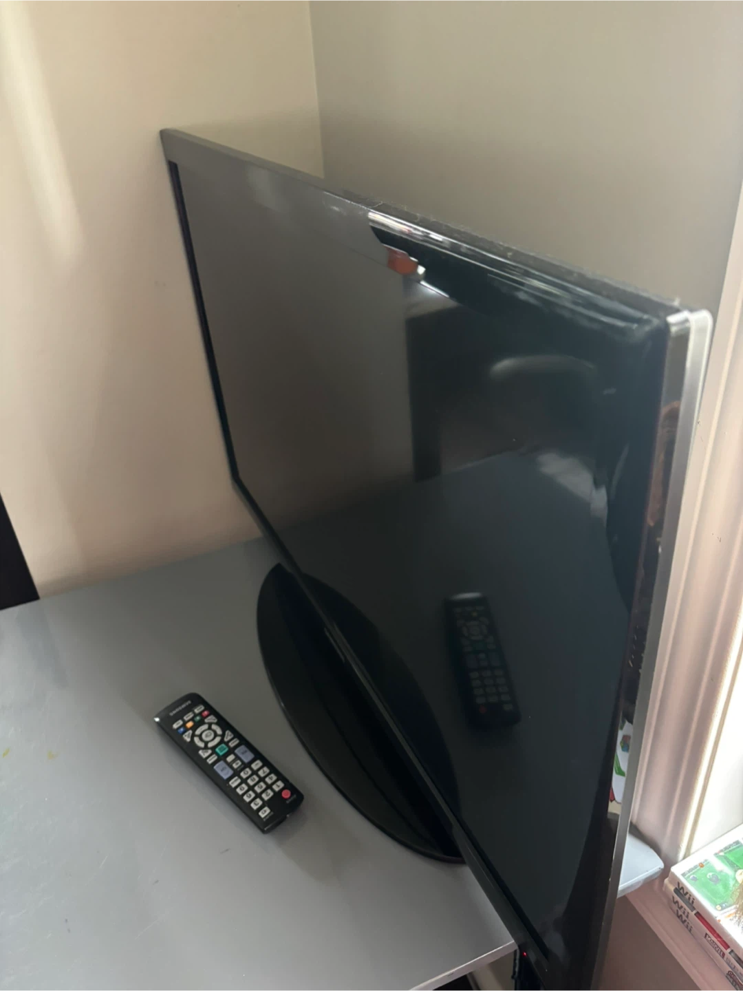 Samsung Flat Screen TV with Remote