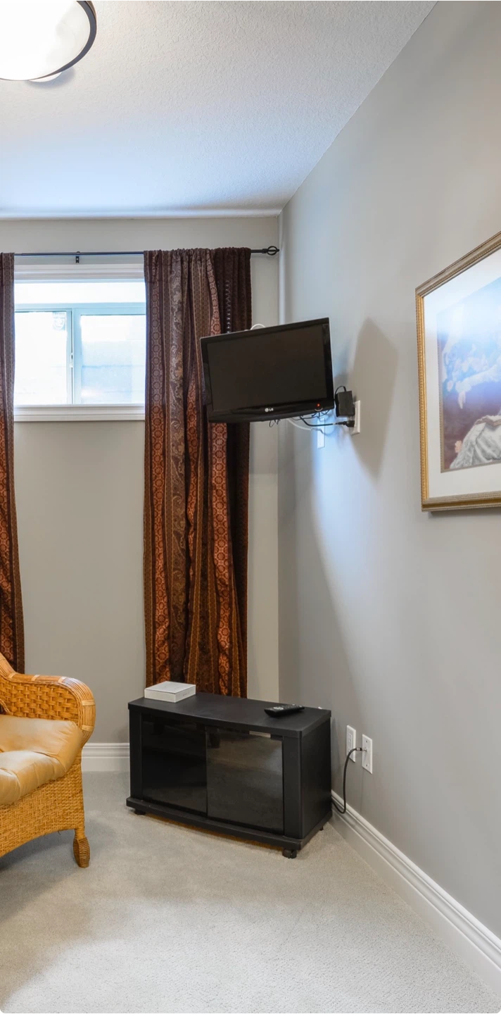 19” LG Television with bracket - photo 2