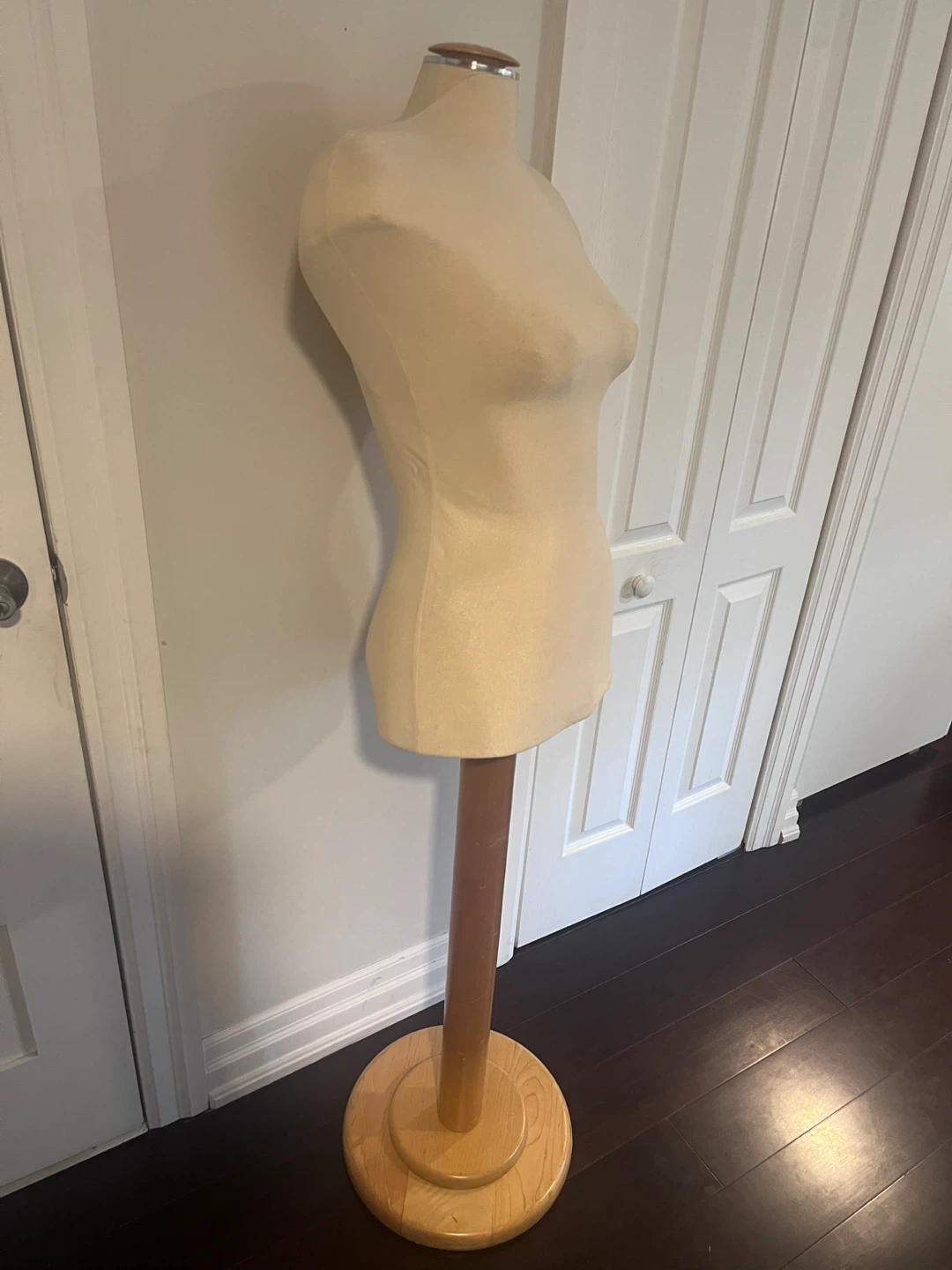 Judy mannequin on wooden stand - photo 2