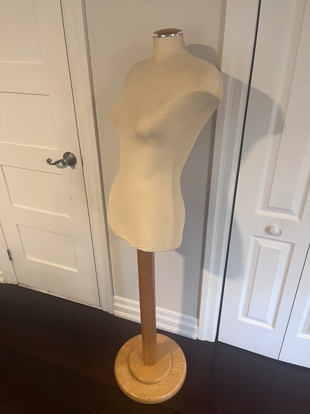 Judy mannequin on wooden stand - photo 3