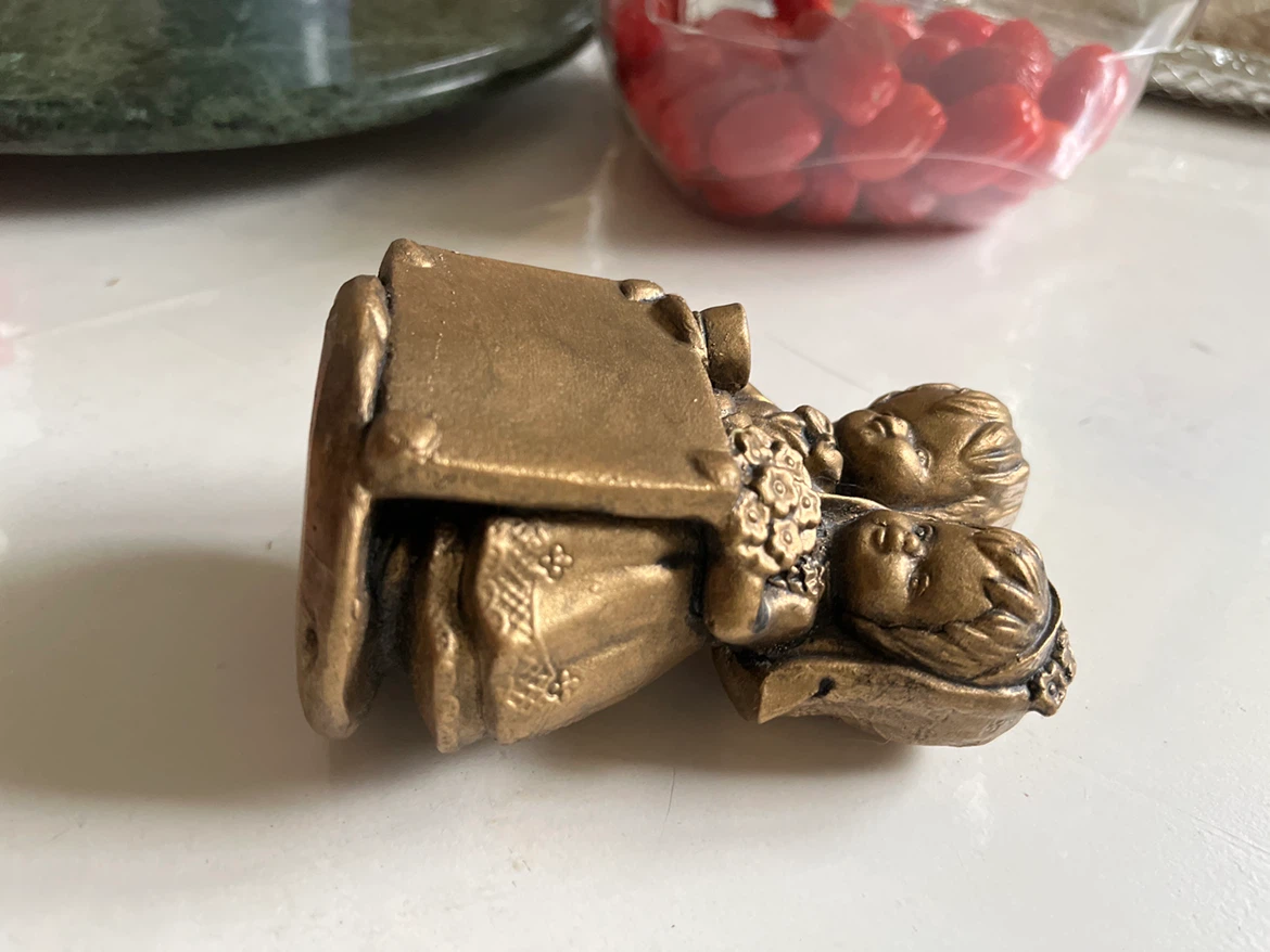 Brass-tone figurine of children - photo 2