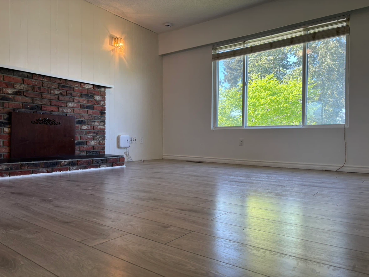 3 bedroom 1.5 bath Upper unit in Newton area for rent - photo 2