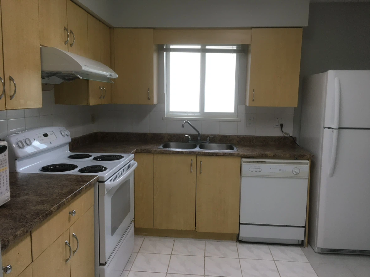 3 bedroom 1.5 bath Upper unit in Newton area for rent - photo 3