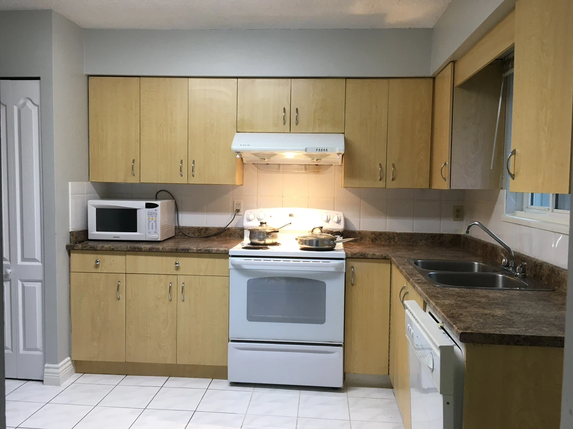 3 bedroom 1.5 bath Upper unit in Newton area for rent - photo 4