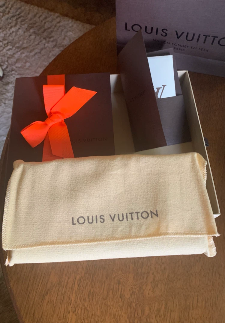 Authentic Louis Vuitton Zippy Wallet - photo 2