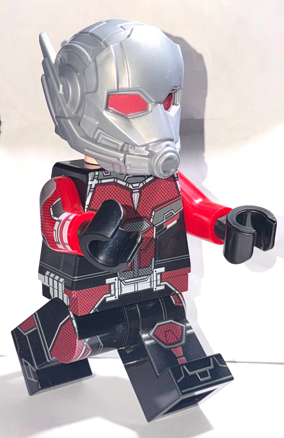 Giant man 9 inch mini figure. Avengers. Ant man