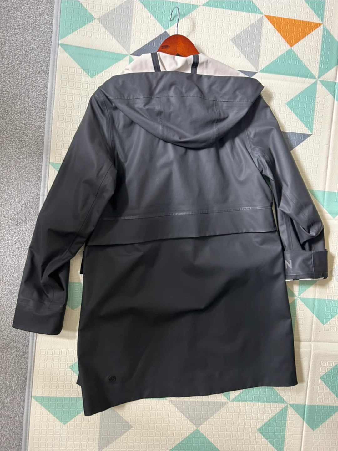 Lululemon Rain Jacket - photo 2