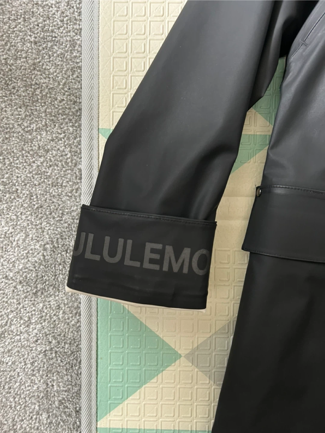 Lululemon Rain Jacket - photo 4