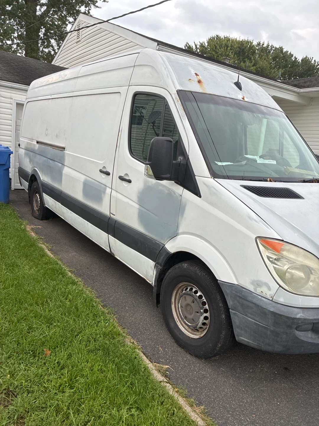 White Mercedes-Benz Sprinter Van - photo 3